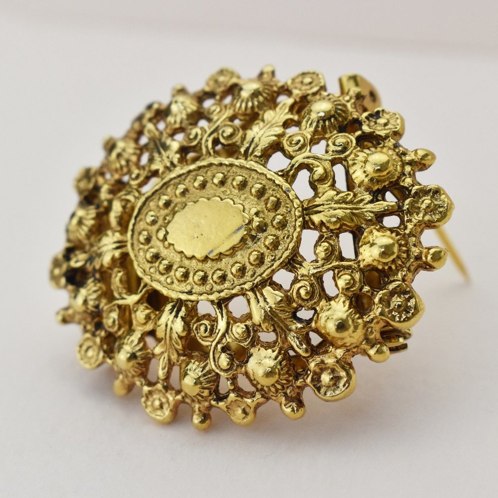 Quirky circle brooch gold tone, large fancy oval floral lapel pin